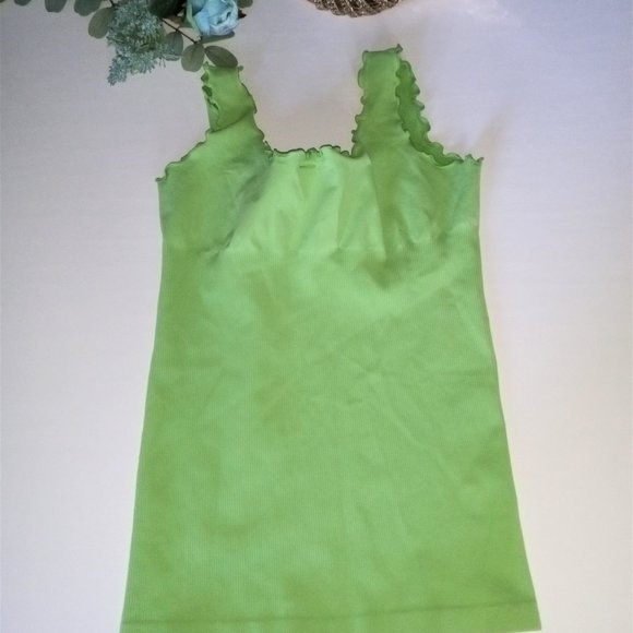 LAST CALL ~ Nwt Last Tango Women's Ribbed Scalloped Apple Green Stretch Tank S - Picture 3 of 7